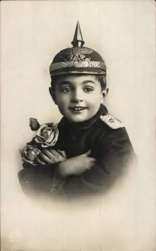 Ak Junge in Uniform, Porträt, Blumen, Pickelhaube