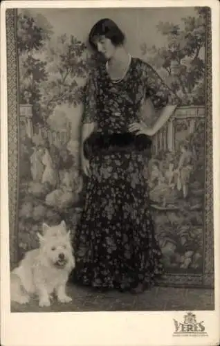 Ak Anna Pia Monika Erzherzogin Josef von Österreich, Prinzessin von Sachsen, Standportrait, Hunde