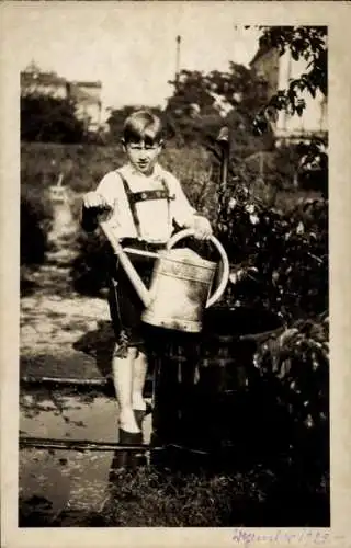 Foto Ak Alexander Ferdinand von Preußen, Sohn des Prinzen August Wilhelm, Lederhose, Gießkanne