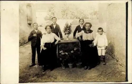 Foto Ak Familie am Tisch, Familienbild, Frauen, Kinder