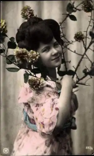 Ak Porträt einer jungen Frau, Blumen, Kleid