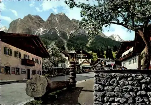 Ak Grainau in Oberbayern, Dorfplatz mit Waxenstein, Zugspitze