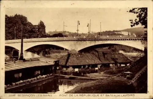 Ak Besançon les Bains Doubs, Pont de la Republique, Bateaux-Lavoirs