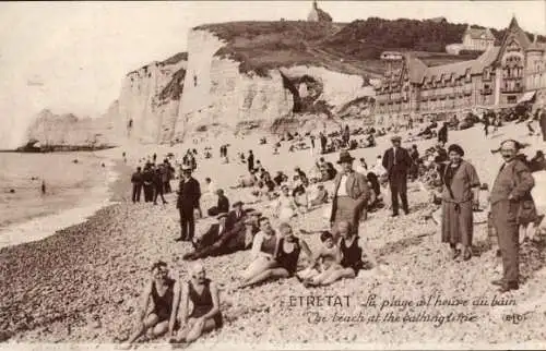 Ak Étretat Seine Maritime, La Plage al heure du bain