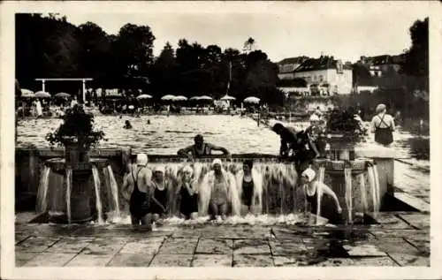 Ak L'Isle Adam Val d'Oise, La Plage, les douches fleuries