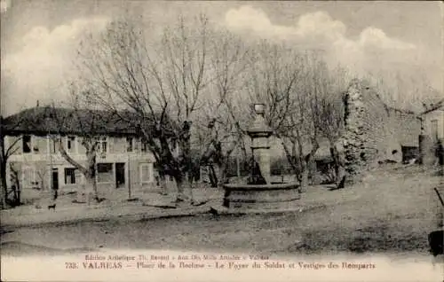 Ak Valréas Vaucluse, Place de la Racluse, Le Foyer du Soldat et Vestiges des Remparts