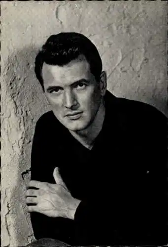 Ak Schauspieler Rock Hudson, in die Kamera blickend