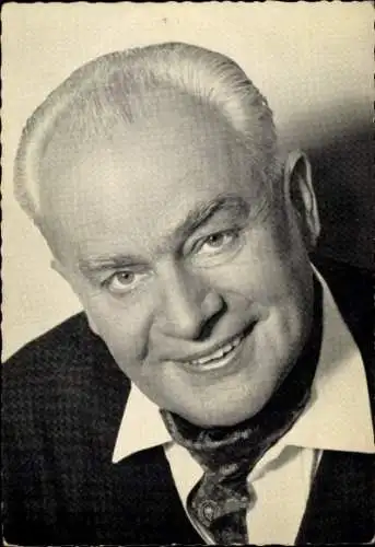 Ak Schauspieler Willy Schneider, Portrait, Halstuch, Kragen
