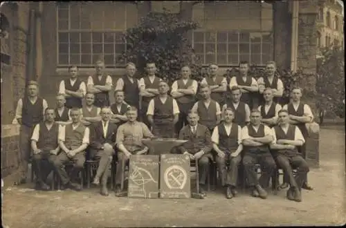 Foto Ak Hannover, Zentral-Lehrschmiede, Gruppenbild 1924, Amboss