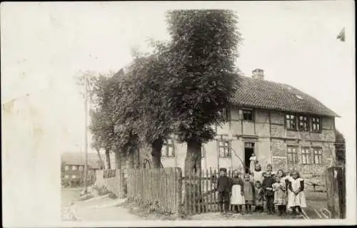 Foto Ak Wolfenbüttel in Niedersachsen, Kindergruppe vor einem Fachwerkhaus