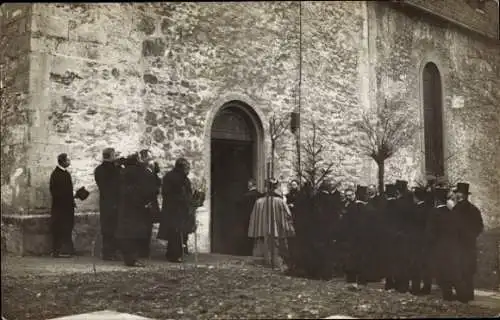 Foto Ak Wolfenbüttel in Niedersachsen, Gemeinde vor der Kirche