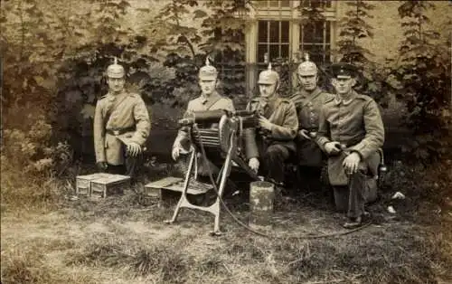 Foto Ak Deutsche Soldaten in Uniformen, Maschinengewehr