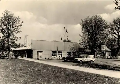 Ak Ostseebad Dierhagen, Blick auf die Konsum Kaufhalle, Autos, Fahnen