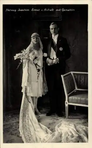 Ak Herzog Joachim Ernst von Anhalt mit Gemahlin Elisabeth Strickrodt, Hochzeit 1927, Ballenstedt