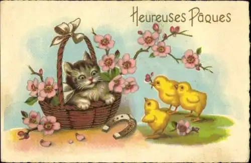 Ak Glückwunsch Ostern, Jungkatze im Korb mit Hufeisen, Küken bringen Kirschblüte