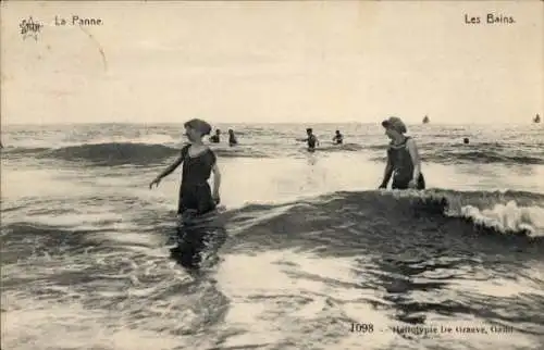 Ak La Panne De Panne Westflandern, Badende Frauen am Strand