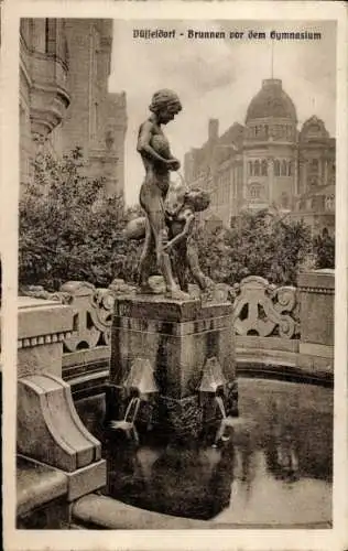 Ak Düsseldorf am Rhein, Brunnen vor dem Gymnasium