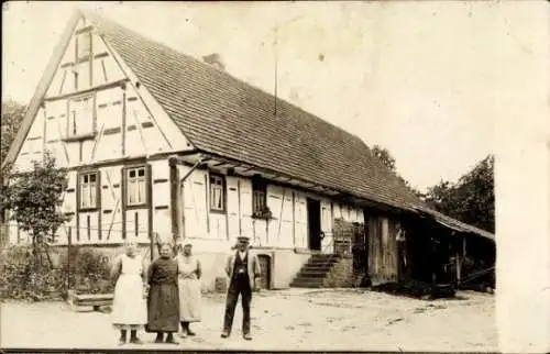 Foto Ak Deutschland, Fachwerkhaus, Anwohner