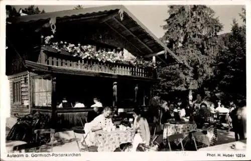 Ak Garmisch Partenkirchen in Oberbayern, Aulealm, Außenansicht, Terrasse