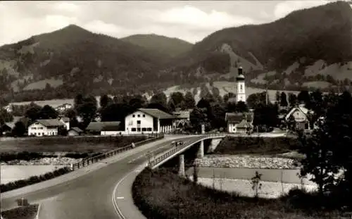 Ak Lenggries in Oberbayern, Teilansicht, Isar-Brücke