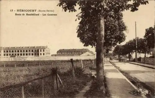 Ak Héricourt Haute Saône, Route de Montbéliard, Les Barracks