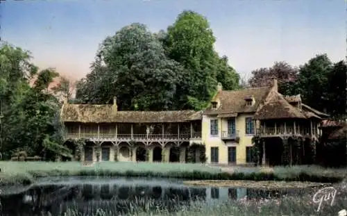 Ak Versailles Yvelines, Petit Trianon, Hameau, vue d'ensemble de la maison de la Reine