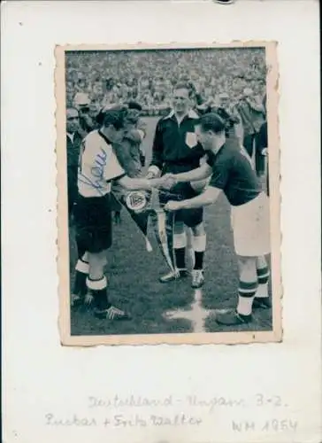 Foto Fußballspiel Deutschland Ungarn, WM 1954, Puskas und Fritz Walter beim Wimpeltausch, Autogramm