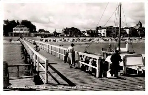 Ak Ostseebad Niendorf Timmendorfer Strand, Strand, Blick von der Seebrücke