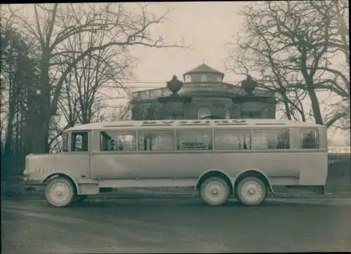 Foto Büssing Autobus vor einem Gebäude, Omnibus