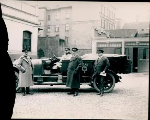 Foto Automobil, Kraftfahrzeug der Armee, Chauffeur in Uniform