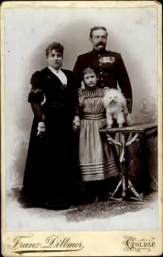 Kabinett Foto Goldap, Familienportrait, Mann in Uniform, Frau, Tochter, Hund