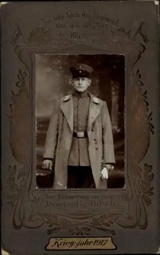 Passepartout Kabinett Foto Bitsch, Deutscher Soldat in Uniform, Mantel, Standportrait, 1917