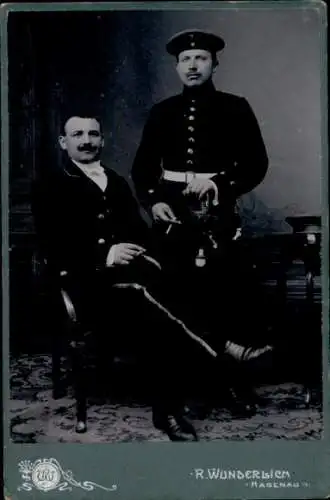 Kabinett Foto Hagenau Elsass, zwei deutsche Soldaten in Uniform, Portrait, Zigaretten