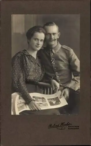 Kabinett Foto Rathenow, Deutscher Soldat in Uniform, Portrait mit Frau, Buch