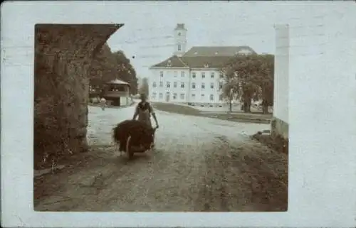 Foto Ak Schäftlarn Oberbayern, Straßenpartie, Schubkarre