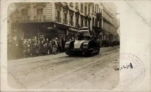 Foto Ak Mainz am Rhein, Parade der franz. Besatzer mit Panzer 1918