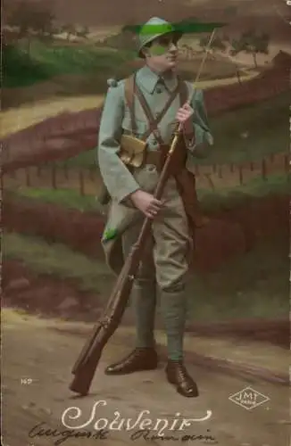 Ak Französischer Soldat in Uniform, Gewehr, Helm