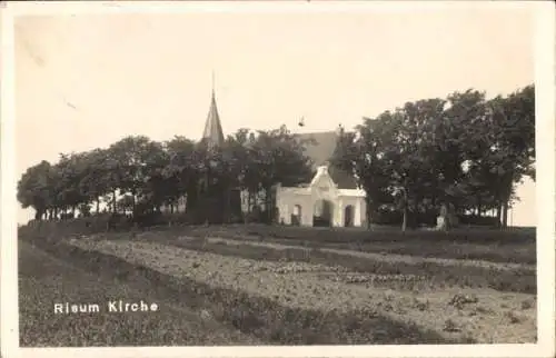 Foto Ak Risum Lindholm in Nordfriesland, Blick vom Feld auf die Kirche