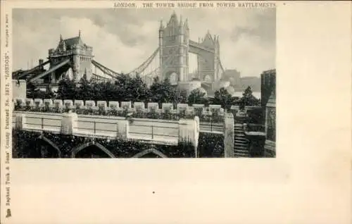 Ak London Stadt England, Tower Bridge von den Zinnen des Towers