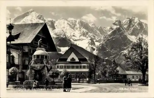 Ak Garmisch Partenkirchen in Oberbayern, Marktplatz, Zugspitzgruppe