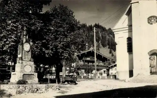 Ak Reit im Winkl Oberbayern, Ehrenmal, Teilansicht