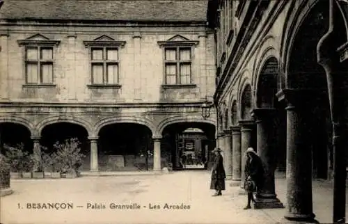 Ak Besançon Doubs, Palais Granvelle, Les Arcades