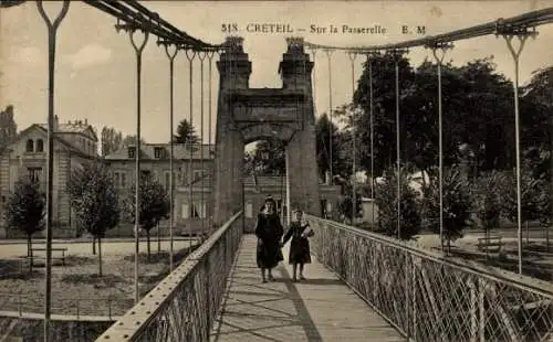 Ak Créteil Val de Marne, Sur la Passerelle