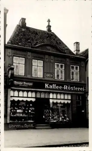 Foto Ak Husum Nordfriesland, Geschäftshaus, Kaffee-Rösterei, Uhrmacher Theodor Thomsen, Schaufenster