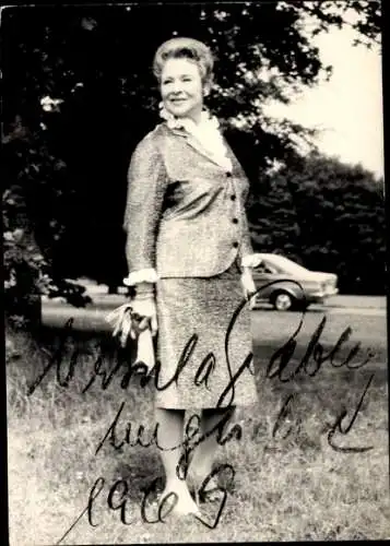 Ak Schauspielerin Ursula Grabley, Standportrait, Autogramm