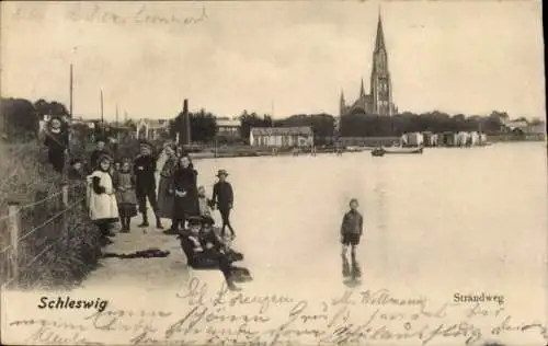 Ak Schleswig in Schleswig Holstein, Strandweg, Kinder, Kirche im Hintergrund