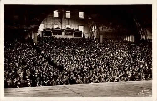 Ak Oberammergau in Oberbayern, Festspielbesucher während der Aufführung