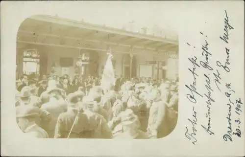 Foto Ak Dresden, Menschengruppe vor einem Gebäude, Fahne