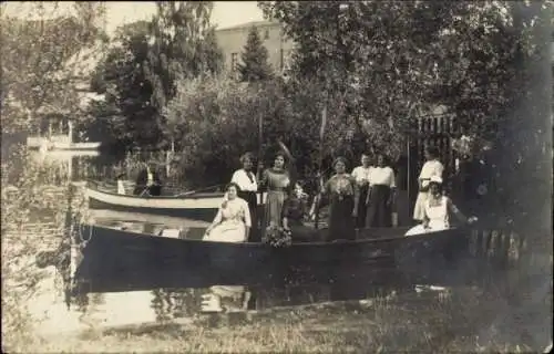 Foto Ak Feldberg in Mecklenburg, Frauen in einem Boot, Krankenschwester