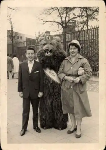 Foto Berlin Schöneberg, Braunbär-Maskottchen, Frau mit Kind